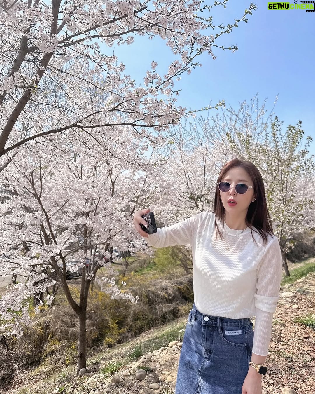Shin Ji - 6.8K Likes - 또 행복했다🌸💕