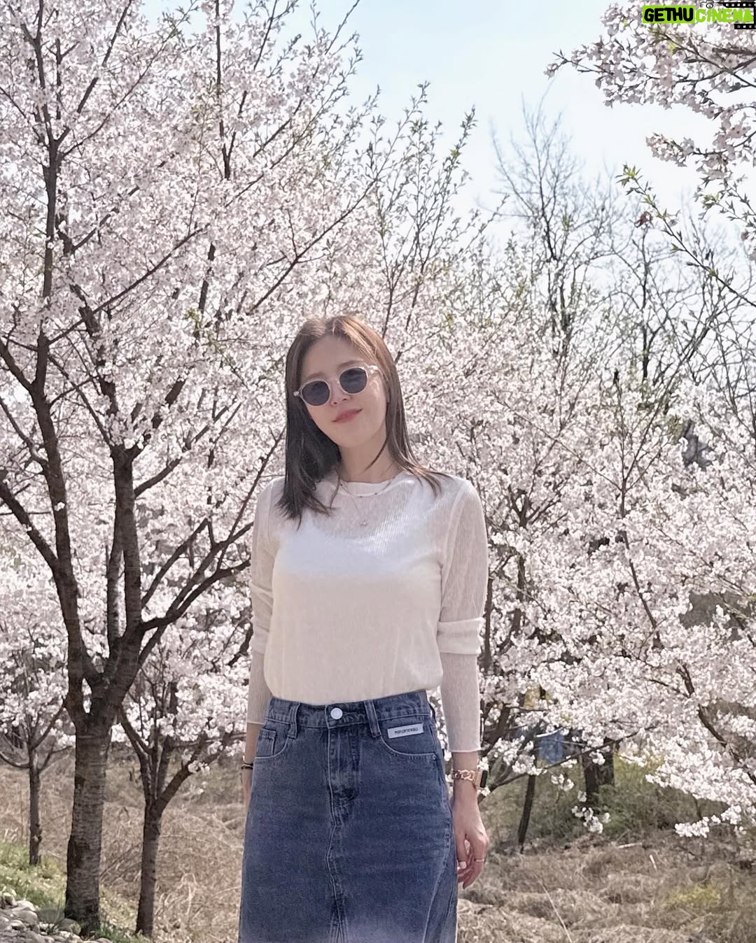 Shin Ji - 6.8K Likes - 또 행복했다🌸💕