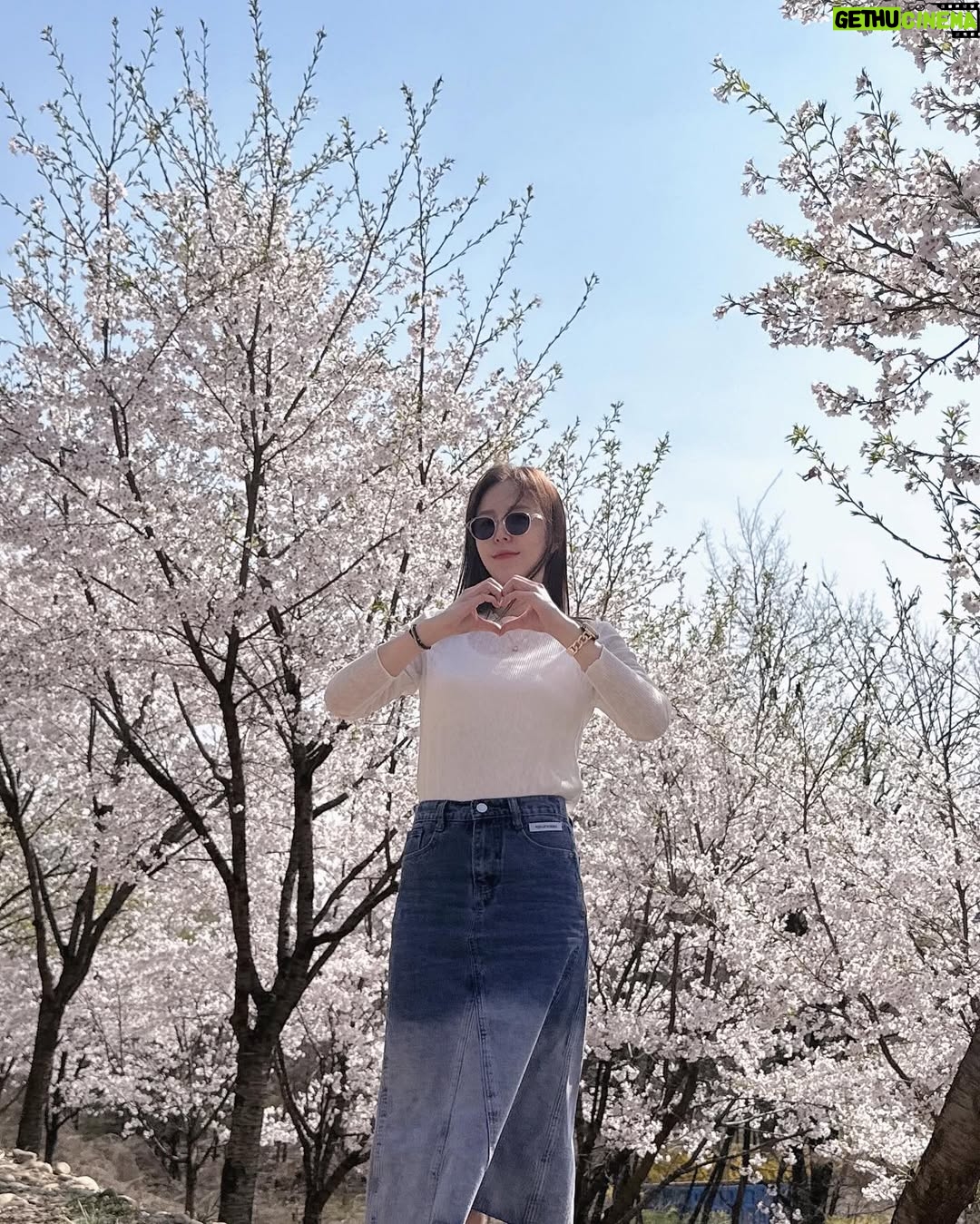 Shin Ji - 6.8K Likes - 또 행복했다🌸💕