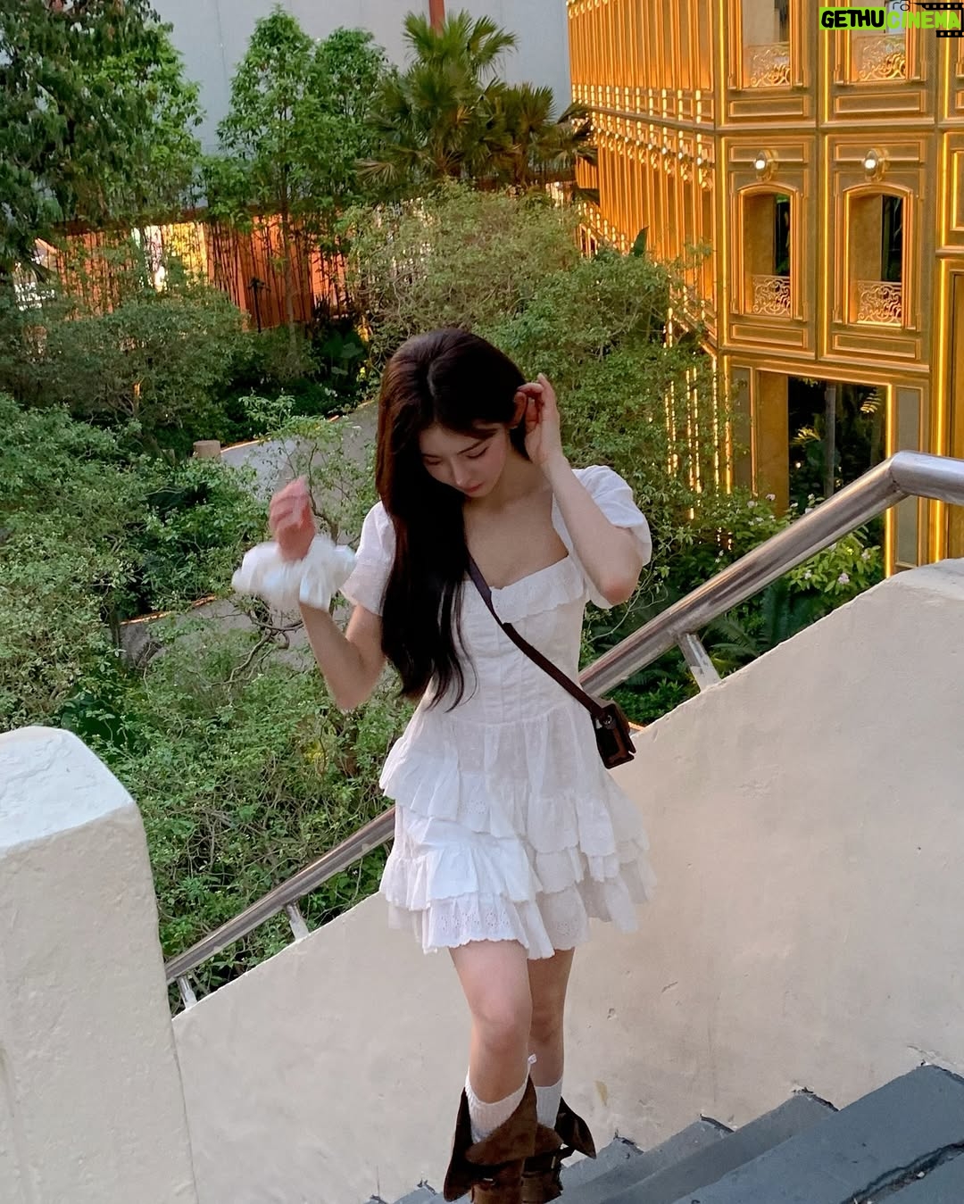 Shin Sae-rom - 10.4K Likes - Dior Cafe in Bangkok