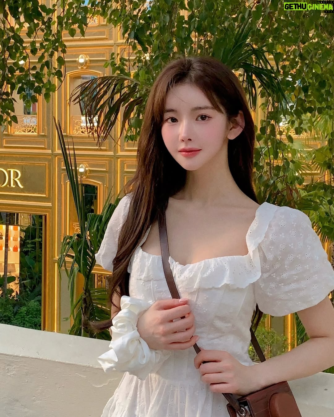 Shin Sae-rom - 10.4K Likes - Dior Cafe in Bangkok