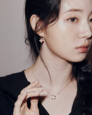 Shin Si-a Instagram - #AD

#LVFineJewelry #LouisVuitton #LVBlossom 💎🖤