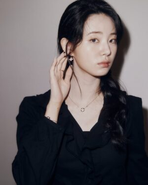 Shin Si-a Instagram - #AD

#LVFineJewelry #LouisVuitton #LVBlossom 💎🖤