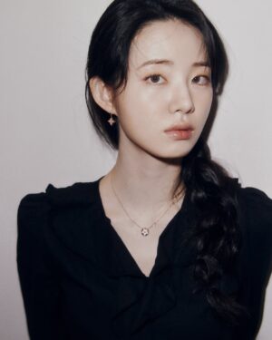 Shin Si-a Instagram - #AD

#LVFineJewelry #LouisVuitton #LVBlossom 💎🖤