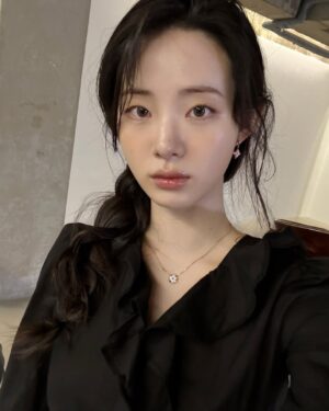 Shin Si-a Instagram - #AD

#LVFineJewelry #LouisVuitton #LVBlossom 💎🖤
