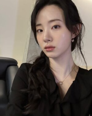Shin Si-a Instagram - #AD

#LVFineJewelry #LouisVuitton #LVBlossom 💎🖤