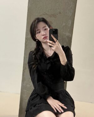 Shin Si-a Instagram - #AD

#LVFineJewelry #LouisVuitton #LVBlossom 💎🖤