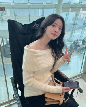 Shin Si-a Instagram - 우당탕탕 표남경 성장기 🌱💭🤸🏻‍♀️

매주 토일 9:20pm @tvn_drama 에서.....♥️
<언젠가는 슬기로울 전공의 생활>!!!!!!!!!!