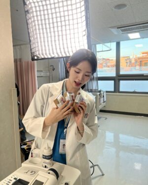 Shin Si-a Instagram - 우당탕탕 표남경 성장기 🌱💭🤸🏻‍♀️

매주 토일 9:20pm @tvn_drama 에서.....♥️
<언젠가는 슬기로울 전공의 생활>!!!!!!!!!!