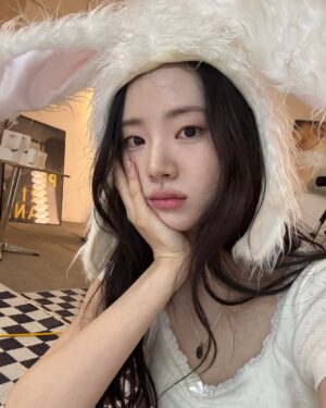 Shin Si-a Instagram - 🐰💭🍔🤍