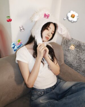 Shin Si-a Instagram - 🐰💭🍔🤍