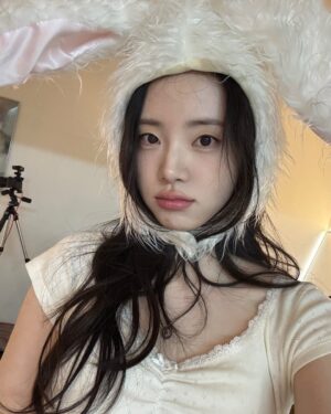 Shin Si-a Instagram - 🐰💭🍔🤍