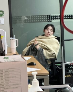 Shin Si-a Instagram - 뒤죽박죽 표남경 율제 온 오프🎀
아웅... 소개팅을 어떻게 하면 좋지.... 
절!대! 남자친구 연락 기다리는 거 아닙니다 ~~~~ ^^

오늘 밤 9시 20분 <언젠가는 슬기로울 전공의생활>에서!