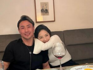 Shin Yazawa Instagram - ♡

笑顔で迎えることのできた誕生日♡

前もって考えて調べて予約して
わたしが笑顔でいる事を1番に考えてくれる
その優しさに感謝です
隣にいてくれてありがとう💗

家族のスケジュールを組み立て
時間を間違えないよう忘れ物に気をつけ
朝から晩までご飯のことを考えて
生活していれば片付けものは出るわけで
ほんとに毎日バタバタしている
限りなく自分だけの時間は減る
1日24時間は変わらないけど
その24時間が
充実していることに感謝
それは大変なことだけど幸せなことだね🫧

この数日
私に気づかれないよう娘たちは
寒い中、雨の中、
歩いて花屋さんまで行って
自分のお小遣いで買ってきてくれたお花💐
前もって書いてくれた手紙と
夜な夜な作ったおこだわりの手紙やなんでも券💗
娘たちは記念日があると
普段言わない様な事を手紙で伝えてくれます🫧
わたしの宝物だよ
子どもたち生まれてきてくれてありがとう♡

私の周りは優しい友だちばかり
いつも支えてくれてありがとう♡

私を守ってくれるスタッフさん
応援してくださるみなさん
いつもありがとうございます♡

さぁ
この1年も
腹の底から笑える日を増やそう😊

#誕生日は感謝の日
#こころからありがとう
#3月16日