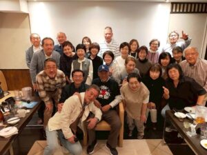 Shinobu Otake Instagram - 高校の時のクラス会が、久しぶりにありました。
仕事があって少し遅れて入って行った私。
一瞬、ん？先生はどこ?

だって同級生が、先生に見えてしまったから。
でもその数秒後にはわかってお互いに大笑い。
みんな、俺を先生って呼ぶんだぜぇー！とMくんが。

当時の面影がそのままで、年をとった私たち。
それぞれいろんな経験したけれどこうして、会えたことに感謝できた日でした。

私はもう仕事を始めていたから授業のノートを借りたり教えてもらったり、沢山みんなに助けられました。
合唱祭や修学旅行、文化祭など一緒に必死になってやってきた私達。

おい、オオタケ❣️
ねえ、ノブ、ノブ❣️

先生はあの時まだ20代でした。

私達は先生が大好きでした。
野球が好きな先生に喜寿のお祝いに大谷選手のTシャツと帽子をみんなからプレゼント。

幹事のみんなありがとう‼️

次の予定は２年後です。

楽しい夜はあっという間に過ぎてしまった。

#クラス会
#みんな、元気で良かったね
#みんな、また会おうね
#先生ありがとう😊
#大竹しのぶ