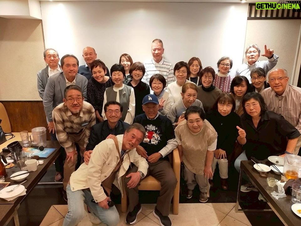Shinobu Otake - 8K Likes - 高校の時のクラス会が、久しぶりにありました。
仕事があって少し遅れて入って行った私。
一瞬、ん?先生はどこ?
だって同級生が、先生に見えてしまったから。
でもその数秒後にはわかってお互いに大笑い。
みんな、俺を先生って呼ぶんだぜぇー!とMくんが。
当時の面影がそのままで、年をとった私たち。
それぞれいろんな経験したけれどこうして、会えたことに感謝できた日でした。
私はもう仕事を始めていたから授業のノートを借りたり教えてもらったり、沢山みんなに助けられました。
合唱祭や修学旅行、文化祭など一緒に必死になってやってきた私達。
おい、オオタケ❣️
ねえ、ノブ、ノブ❣️
先生はあの時まだ20代でした。
私達は先生が大好きでした。
野球が好きな先生に喜寿のお祝いに大谷選手のTシャツと帽子をみんなからプレゼント。
幹事のみんなありがとう‼️
次の予定は2年後です。
楽しい夜はあっという間に過ぎてしまった。
#クラス会
#みんな、元気で良かったね
#みんな、また会おうね
#先生ありがとう😊
#大竹しのぶ
