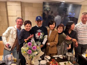 Shinobu Otake Instagram - 高校の時のクラス会が、久しぶりにありました。
仕事があって少し遅れて入って行った私。
一瞬、ん？先生はどこ?

だって同級生が、先生に見えてしまったから。
でもその数秒後にはわかってお互いに大笑い。
みんな、俺を先生って呼ぶんだぜぇー！とMくんが。

当時の面影がそのままで、年をとった私たち。
それぞれいろんな経験したけれどこうして、会えたことに感謝できた日でした。

私はもう仕事を始めていたから授業のノートを借りたり教えてもらったり、沢山みんなに助けられました。
合唱祭や修学旅行、文化祭など一緒に必死になってやってきた私達。

おい、オオタケ❣️
ねえ、ノブ、ノブ❣️

先生はあの時まだ20代でした。

私達は先生が大好きでした。
野球が好きな先生に喜寿のお祝いに大谷選手のTシャツと帽子をみんなからプレゼント。

幹事のみんなありがとう‼️

次の予定は２年後です。

楽しい夜はあっという間に過ぎてしまった。

#クラス会
#みんな、元気で良かったね
#みんな、また会おうね
#先生ありがとう😊
#大竹しのぶ