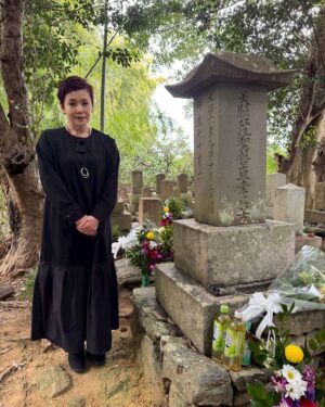 Shinobu Otake Instagram - 7月10日から京都南座で始まる舞台「華岡青洲の妻」のキャンペーンで、和歌山へ。
世界で初めて全身麻酔で乳がんの手術をした華岡青洲先生。
同じ和歌山県の有吉佐和子さんが小説を、そして戯曲まで書かれた作品に挑戦します。
有吉佐和子記念館、華岡青洲先生の生家、そして華岡家のお墓参りに行ってきました。

ここの地域の方々が、どれだけ華岡青洲という人間を今も誇りに想っているかを知ることが出来て、本当に良い旅でした。
「三婆」、「ふるあめりかに袖はぬらさじ」に続く有吉佐和子さんの作品。
本当に私は幸せ者です。
心して挑みます。

もっとゆっくり色々なお話し聞きたかったなあ。
もう一度行けばいいんだ❣️

和歌山の皆様、ありがとうございました。
美味しいお土産もたくさんたくさん、ありがとうございました。

ワンピース @moga_bigi_official
ネックレス @lequipe.official

#華岡青洲の妻
#有吉佐和子　先生
#華岡青洲　先生
#京都南座
#久留米シティプラザザグランドホール
#新橋演舞場
#大竹しのぶ