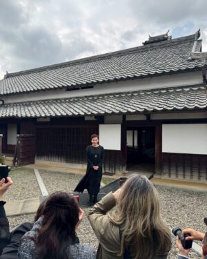 Shinobu Otake Instagram - 7月10日から京都南座で始まる舞台「華岡青洲の妻」のキャンペーンで、和歌山へ。
世界で初めて全身麻酔で乳がんの手術をした華岡青洲先生。
同じ和歌山県の有吉佐和子さんが小説を、そして戯曲まで書かれた作品に挑戦します。
有吉佐和子記念館、華岡青洲先生の生家、そして華岡家のお墓参りに行ってきました。

ここの地域の方々が、どれだけ華岡青洲という人間を今も誇りに想っているかを知ることが出来て、本当に良い旅でした。
「三婆」、「ふるあめりかに袖はぬらさじ」に続く有吉佐和子さんの作品。
本当に私は幸せ者です。
心して挑みます。

もっとゆっくり色々なお話し聞きたかったなあ。
もう一度行けばいいんだ❣️

和歌山の皆様、ありがとうございました。
美味しいお土産もたくさんたくさん、ありがとうございました。

ワンピース @moga_bigi_official
ネックレス @lequipe.official

#華岡青洲の妻
#有吉佐和子　先生
#華岡青洲　先生
#京都南座
#久留米シティプラザザグランドホール
#新橋演舞場
#大竹しのぶ