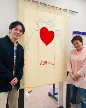 Shinobu Otake Instagram - 舞台『やなぎにツバメは』大千穐楽の最終日に、
やっと林遣都君の楽屋の前で写真が撮れました。
紀伊國屋ホールは楽屋が狭くてみんな同じところにいて、暖簾なんて誰も出せずにいました。
実はこの暖簾、私がケンティーにプレゼントしたもので、二人で話し合って決めて、字も私が書いたものです。
（直筆でお願いしますと言われてしまったので😅）
ちゃんと飾ってくれてて嬉しいなあ。

そして舞台中で私の母、つばめママ役をやっていたのは、実は私の元旦那さん役でもある浅野和之さんの二役でした。
気づいた方はあまりいなかったかも😀
楽しかったなあ。

セットで写真を撮ったよ。
キューピー人形を作ってくれたメイクのネブちゃんです。

皆さん本当にありがとうございました😊

#やなぎにツバメは
#浅野和之　さん
#林遣都　くん
#段田安則　さん
#木野花　さん
#松岡茉優　さん
#根布谷恵子　さん(ヘアメイク)
#大竹しのぶ