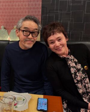 Shinobu Otake Instagram - 舞台『やなぎにツバメは』大千穐楽の最終日に、
やっと林遣都君の楽屋の前で写真が撮れました。
紀伊國屋ホールは楽屋が狭くてみんな同じところにいて、暖簾なんて誰も出せずにいました。
実はこの暖簾、私がケンティーにプレゼントしたもので、二人で話し合って決めて、字も私が書いたものです。
（直筆でお願いしますと言われてしまったので😅）
ちゃんと飾ってくれてて嬉しいなあ。

そして舞台中で私の母、つばめママ役をやっていたのは、実は私の元旦那さん役でもある浅野和之さんの二役でした。
気づいた方はあまりいなかったかも😀
楽しかったなあ。

セットで写真を撮ったよ。
キューピー人形を作ってくれたメイクのネブちゃんです。

皆さん本当にありがとうございました😊

#やなぎにツバメは
#浅野和之　さん
#林遣都　くん
#段田安則　さん
#木野花　さん
#松岡茉優　さん
#根布谷恵子　さん(ヘアメイク)
#大竹しのぶ
