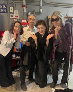 Shinobu Otake Instagram - 舞台『やなぎにツバメは』大千穐楽の最終日に、
やっと林遣都君の楽屋の前で写真が撮れました。
紀伊國屋ホールは楽屋が狭くてみんな同じところにいて、暖簾なんて誰も出せずにいました。
実はこの暖簾、私がケンティーにプレゼントしたもので、二人で話し合って決めて、字も私が書いたものです。
（直筆でお願いしますと言われてしまったので😅）
ちゃんと飾ってくれてて嬉しいなあ。

そして舞台中で私の母、つばめママ役をやっていたのは、実は私の元旦那さん役でもある浅野和之さんの二役でした。
気づいた方はあまりいなかったかも😀
楽しかったなあ。

セットで写真を撮ったよ。
キューピー人形を作ってくれたメイクのネブちゃんです。

皆さん本当にありがとうございました😊

#やなぎにツバメは
#浅野和之　さん
#林遣都　くん
#段田安則　さん
#木野花　さん
#松岡茉優　さん
#根布谷恵子　さん(ヘアメイク)
#大竹しのぶ