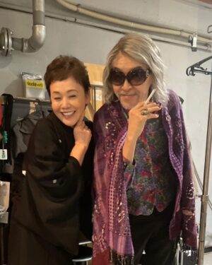 Shinobu Otake Instagram - 舞台『やなぎにツバメは』大千穐楽の最終日に、
やっと林遣都君の楽屋の前で写真が撮れました。
紀伊國屋ホールは楽屋が狭くてみんな同じところにいて、暖簾なんて誰も出せずにいました。
実はこの暖簾、私がケンティーにプレゼントしたもので、二人で話し合って決めて、字も私が書いたものです。
（直筆でお願いしますと言われてしまったので😅）
ちゃんと飾ってくれてて嬉しいなあ。

そして舞台中で私の母、つばめママ役をやっていたのは、実は私の元旦那さん役でもある浅野和之さんの二役でした。
気づいた方はあまりいなかったかも😀
楽しかったなあ。

セットで写真を撮ったよ。
キューピー人形を作ってくれたメイクのネブちゃんです。

皆さん本当にありがとうございました😊

#やなぎにツバメは
#浅野和之　さん
#林遣都　くん
#段田安則　さん
#木野花　さん
#松岡茉優　さん
#根布谷恵子　さん(ヘアメイク)
#大竹しのぶ