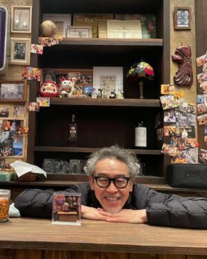 Shinobu Otake Instagram - 舞台『やなぎにツバメは』大千穐楽の最終日に、
やっと林遣都君の楽屋の前で写真が撮れました。
紀伊國屋ホールは楽屋が狭くてみんな同じところにいて、暖簾なんて誰も出せずにいました。
実はこの暖簾、私がケンティーにプレゼントしたもので、二人で話し合って決めて、字も私が書いたものです。
（直筆でお願いしますと言われてしまったので😅）
ちゃんと飾ってくれてて嬉しいなあ。

そして舞台中で私の母、つばめママ役をやっていたのは、実は私の元旦那さん役でもある浅野和之さんの二役でした。
気づいた方はあまりいなかったかも😀
楽しかったなあ。

セットで写真を撮ったよ。
キューピー人形を作ってくれたメイクのネブちゃんです。

皆さん本当にありがとうございました😊

#やなぎにツバメは
#浅野和之　さん
#林遣都　くん
#段田安則　さん
#木野花　さん
#松岡茉優　さん
#根布谷恵子　さん(ヘアメイク)
#大竹しのぶ