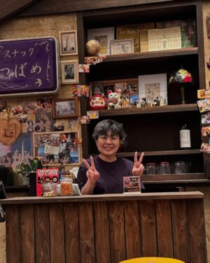 Shinobu Otake Instagram - 舞台『やなぎにツバメは』大千穐楽の最終日に、
やっと林遣都君の楽屋の前で写真が撮れました。
紀伊國屋ホールは楽屋が狭くてみんな同じところにいて、暖簾なんて誰も出せずにいました。
実はこの暖簾、私がケンティーにプレゼントしたもので、二人で話し合って決めて、字も私が書いたものです。
（直筆でお願いしますと言われてしまったので😅）
ちゃんと飾ってくれてて嬉しいなあ。

そして舞台中で私の母、つばめママ役をやっていたのは、実は私の元旦那さん役でもある浅野和之さんの二役でした。
気づいた方はあまりいなかったかも😀
楽しかったなあ。

セットで写真を撮ったよ。
キューピー人形を作ってくれたメイクのネブちゃんです。

皆さん本当にありがとうございました😊

#やなぎにツバメは
#浅野和之　さん
#林遣都　くん
#段田安則　さん
#木野花　さん
#松岡茉優　さん
#根布谷恵子　さん(ヘアメイク)
#大竹しのぶ