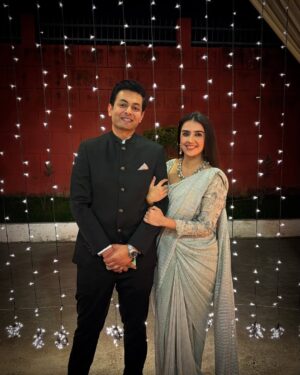 Shirin Sewani Instagram - Khud nai bol sakte naa kabhi photo khichwane ke liye 
@udayan_s 😆❤️

Outfit @jadebyashimaofficial 
Jwellry @beautyessentials_delhi 
Style Pr : @dhanshrimatsharma @prpedlar

#couple #love #together #us