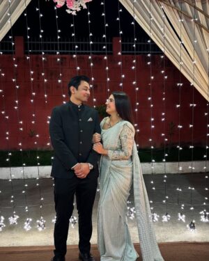 Shirin Sewani Instagram - Khud nai bol sakte naa kabhi photo khichwane ke liye 
@udayan_s 😆❤️

Outfit @jadebyashimaofficial 
Jwellry @beautyessentials_delhi 
Style Pr : @dhanshrimatsharma @prpedlar

#couple #love #together #us