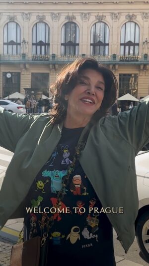 Shohreh Aghdashloo Instagram - Strolling through Prague as I stepped into @thewheeloftime world. Season 3 drops tomorrow on Prime Video—can’t wait for you to see it! ❤️

در حال قدم زدن در پراگ وقتی وارد دنیای سریال “چرخ زمان” شدم. افتتاح فصل سوم پنج‌شنبه ۱۳ مارچ در امازون پرایم. بی‌صبرانه منتظرم ببینیدش!