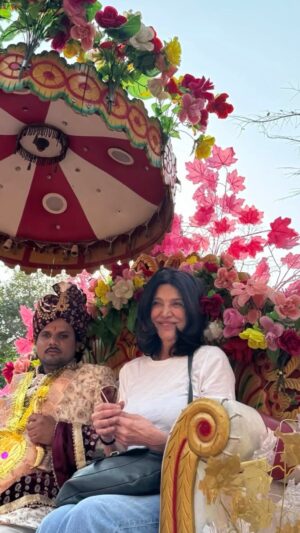 Shohreh Aghdashloo Instagram - What are the odds of arriving in India 🇮🇳, passing by a street wedding, and joining the crowd? I’m on my way to see my sponsored children at @mothermiracleschool, founded by my dear friend Shahla Ettefagh. I will keep you posted. 🙏🏼❤️

چقدر امکان رفتن به یک عروسی در خیابان آن هم نیم ساعت پس از رسیدن به هند وجود دارد؟ تقریبا خیلی کم.
در حال رفتن به مدرسه “مادر معجزه”Mother Miracle” و دیدن فرزندان همسرم و من هستم که سال هاست کفالت شان را به عهده گرفته ایم. این مدرسه را دوست عزیزم شهلا اتفاق از سال ۲۰۰۴ در هند بنا کرده است و حالا ۵۰۰ کودک در آن تحصیل می‌کنند.
پیش از آن که سرزنش ام کنید باید بگویم که در ایران هم به همین اندازه فرزند داریم که کفالت شان را به عهده گرفته ایم، اما متاسفانه نمیتوانیم به دیدارشان برویم