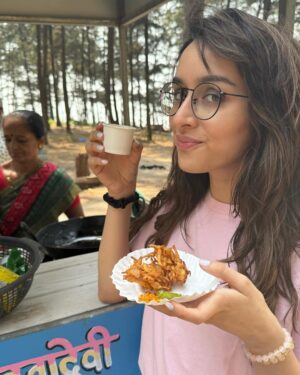 Shraddha Kapoor Instagram - Agar cakes ab tak khatam nahi hue, toh birthday bhi nahi hua na??? 🎂🎂🎂🎂🎂