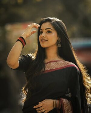 Shravnitha Srikanth Instagram - Eyes that speak louder than words ever could. Just a girl lost in her dream……

Photography @mano_graphy_ 
Mua @maish_artistry 

#black #saree #photo #photoshoot #shoot #blacksaree #selflove #loveislove #potrait #potraitphoto