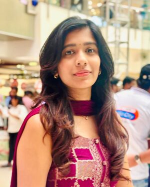 Shrinidhi Padmanaban Instagram - Working sunday it is and this is the look for the day 🧿🩷 

Pc @elaa_shuttler