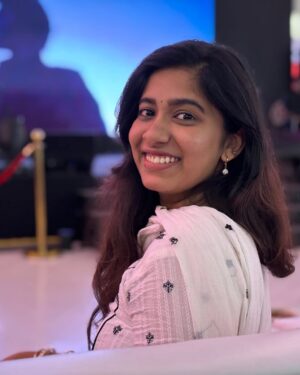 Shrinidhi Padmanaban Instagram - Turning candids into poses is my favourite sport 😂🩷 When you spot someone clicking you, poseeee!!!

Pc @elaa_shuttler