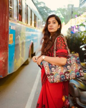 Shrinidhi Padmanaban Instagram - 5 years ago, I (Trichy ponnu) stepped into Chennai with butterflies in my tummy. Little did I know, this vibrant city would become my home - one place where I truly feel like I belong. 

When I was in my #Madraasasuthipaakaporen era, I was fascinated about many places but, Pondy Bazaar has been my constant companion as it’s very close to my workplace - It has been my savior, my go-to destination for last minute shopping, or just taking a walk whenever I feel a lil down. This place has somehow made me feel a little better always. It’s where I find solace, peace, and a sense of belonging.

As I enter my 5th year in Chennai, I’m filled with gratitude. This city has given me wings, shaped me into the person I am today, and provided me with countless opportunities and memories.

To Chennai, the city that literally adopted me and said

“Nee endha ooroda
Uyira irundhaalum
Unna sondham aakkum da
Adhudhaan indha ooru da”

I say #Nandri for being my home, my sanctuary, and my everything. Here’s to many more adventures, lessons, and memories to cherish! #Chennai #PondyBazaar #Home #Gratitude #NewYear #Madrasasuthipaakaporen 

And Happy happy new year to everyone 🩷 May this year be full of happiness and smiles :)

Pc @elaa_shuttler 🩷🧿