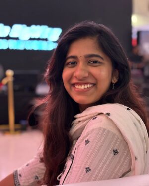 Shrinidhi Padmanaban Instagram - Turning candids into poses is my favourite sport 😂🩷 When you spot someone clicking you, poseeee!!!

Pc @elaa_shuttler