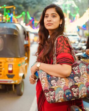 Shrinidhi Padmanaban Instagram - 5 years ago, I (Trichy ponnu) stepped into Chennai with butterflies in my tummy. Little did I know, this vibrant city would become my home - one place where I truly feel like I belong. 

When I was in my #Madraasasuthipaakaporen era, I was fascinated about many places but, Pondy Bazaar has been my constant companion as it’s very close to my workplace - It has been my savior, my go-to destination for last minute shopping, or just taking a walk whenever I feel a lil down. This place has somehow made me feel a little better always. It’s where I find solace, peace, and a sense of belonging.

As I enter my 5th year in Chennai, I’m filled with gratitude. This city has given me wings, shaped me into the person I am today, and provided me with countless opportunities and memories.

To Chennai, the city that literally adopted me and said

“Nee endha ooroda
Uyira irundhaalum
Unna sondham aakkum da
Adhudhaan indha ooru da”

I say #Nandri for being my home, my sanctuary, and my everything. Here’s to many more adventures, lessons, and memories to cherish! #Chennai #PondyBazaar #Home #Gratitude #NewYear #Madrasasuthipaakaporen 

And Happy happy new year to everyone 🩷 May this year be full of happiness and smiles :)

Pc @elaa_shuttler 🩷🧿
