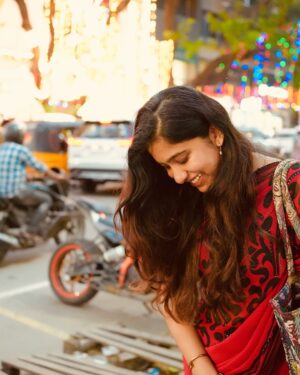 Shrinidhi Padmanaban Instagram - 5 years ago, I (Trichy ponnu) stepped into Chennai with butterflies in my tummy. Little did I know, this vibrant city would become my home - one place where I truly feel like I belong. 

When I was in my #Madraasasuthipaakaporen era, I was fascinated about many places but, Pondy Bazaar has been my constant companion as it’s very close to my workplace - It has been my savior, my go-to destination for last minute shopping, or just taking a walk whenever I feel a lil down. This place has somehow made me feel a little better always. It’s where I find solace, peace, and a sense of belonging.

As I enter my 5th year in Chennai, I’m filled with gratitude. This city has given me wings, shaped me into the person I am today, and provided me with countless opportunities and memories.

To Chennai, the city that literally adopted me and said

“Nee endha ooroda
Uyira irundhaalum
Unna sondham aakkum da
Adhudhaan indha ooru da”

I say #Nandri for being my home, my sanctuary, and my everything. Here’s to many more adventures, lessons, and memories to cherish! #Chennai #PondyBazaar #Home #Gratitude #NewYear #Madrasasuthipaakaporen 

And Happy happy new year to everyone 🩷 May this year be full of happiness and smiles :)

Pc @elaa_shuttler 🩷🧿