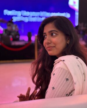 Shrinidhi Padmanaban Instagram - Turning candids into poses is my favourite sport 😂🩷 When you spot someone clicking you, poseeee!!!

Pc @elaa_shuttler