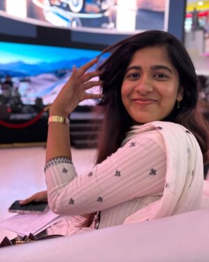 Shrinidhi Padmanaban Instagram - Turning candids into poses is my favourite sport 😂🩷 When you spot someone clicking you, poseeee!!!

Pc @elaa_shuttler