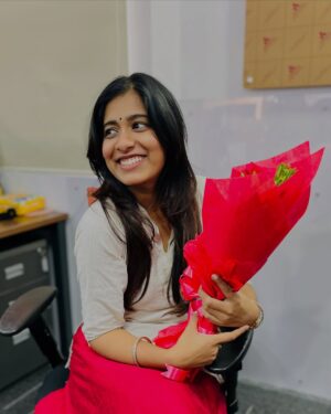 Shrinidhi Padmanaban Instagram - Its been more than 5 years and he still manages to make me blush 🩷🧿 #RoseDay #MyHusbandIsTheBest