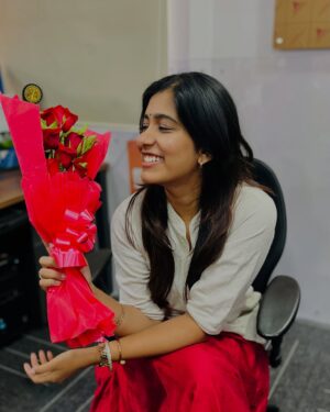 Shrinidhi Padmanaban Instagram - Its been more than 5 years and he still manages to make me blush 🩷🧿 #RoseDay #MyHusbandIsTheBest