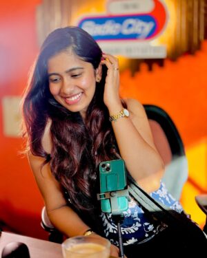 Shrinidhi Padmanaban Instagram - Love is in the hair 🧿🎀

📸 - @elaa_shuttler 🧨❤️‍🔥