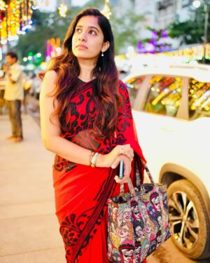 Shrinidhi Padmanaban Instagram - தனிமை உனை சுடுதா?
நினைவில் அனல் தருதா? 🩷🎀

Pc @elaa_shuttler bestiiee 🩷
