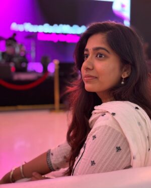 Shrinidhi Padmanaban Instagram - Turning candids into poses is my favourite sport 😂🩷 When you spot someone clicking you, poseeee!!!

Pc @elaa_shuttler