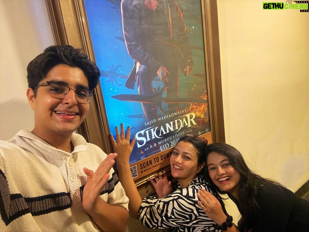 Shruti Rawat - 13.5K Likes - The OG movie night gang šā„ļø
Featuring @sikandarkharbanda š
#aryan #kiara #manisha #yrkkh #kiaraabhir