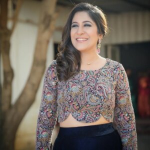 Shweta Mohan Instagram - The jolly weekend is almost here ... 🥳🎊🤸🌞🎶

#ZeeSaregamapa #LittleChampsSeason4

P.C - @mukund__xx
Outfit - @prabuselvaraj_ , @shalafashions
Makeup - @peethumull
Hair style - @venki_hairstylist
